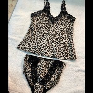 Silkscreen Vintage Silk 2-piece leopard print sleepwear. Small